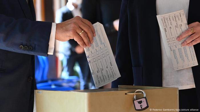 Papeleta de Laschet con el voto a la vista. 