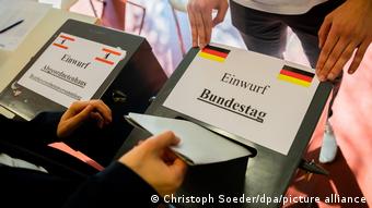 Две урны для голосования на избирательном участке в Берлине