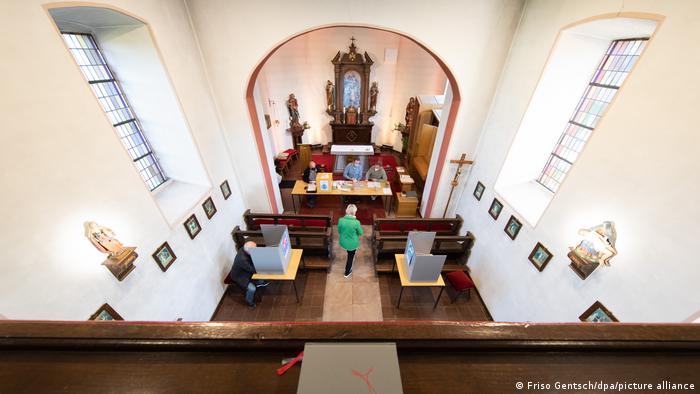 Bundestagswahl 2021 | Wahllokal in einer Kirche in Marienmünster
