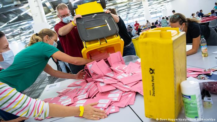 Bundestagswahl 2021 | Briefwahl Auszählung in München