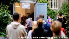 26.09.2021 Zahlreiche Wählerinnen und Wähler warten im Stadtteil Prenzlauer Berg in einer langen Schlange vor einem Wahllokal, das in einer Grundschule untergebracht ist.