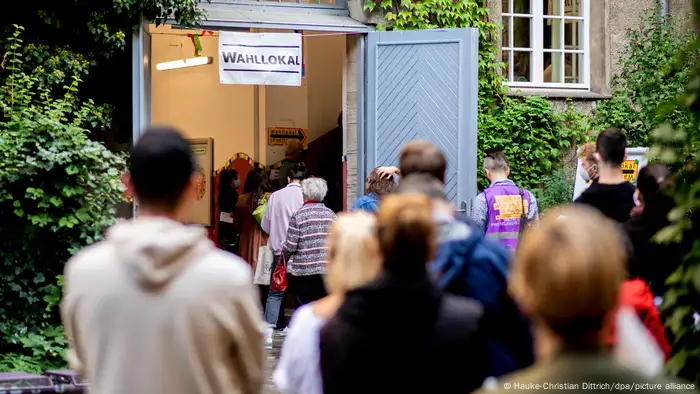 Bundestagswahl 2021 | Schlange vor einem Berliner Wahllokal