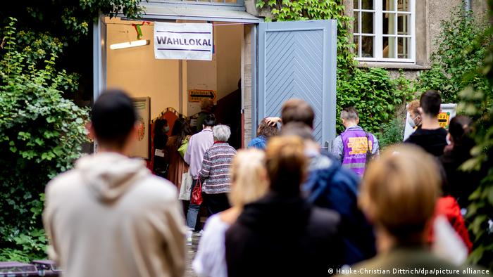 Schlange vor einem Berliner Wahllokal