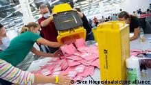 Wahlhelfer bereiten im Veranstaltungs- und Ordercenter (MOC) der Messe München die Auszählung der Briefwahl-Unterlagen vor. Es wird damit gerechnet, dass diesmal so viele Menschen wie nie zuvor ihre Stimme per Briefwahl abgeben haben. +++ dpa-Bildfunk +++