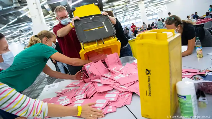 Bundestagswahl - Auszählung Briefwahl in Bayern