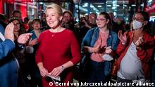 26.09.2021 Franziska Giffey, Spitzenkandidatin der Berliner SPD für das Amt der Regierenden Bürgermeisterin, wird bei der Wahlparty der Berliner SPD in Kreuzberg von SPD-Anhängern gefeiert.