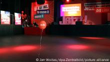 Ein einsamer Luftballon schwebt durch den Saal der Wahlparty von Die Linke im Karl-Liebknecht-Haus nachem alle gegangen sind. +++ dpa-Bildfunk +++