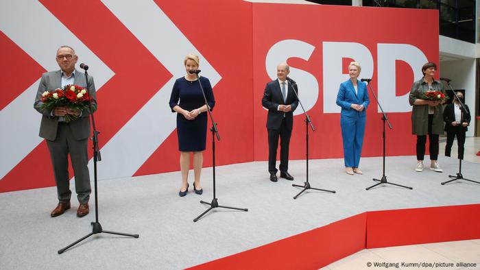 Happy SPD leadership Norbert Walter-Borjans, Franziska Giffey, Olaf Scholz, Manuela Schwesig, Saskia Esken (left to right)