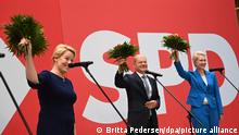 Am Tag nach der Bundestagswahl, den Wahlen in Berlin und Mecklenburg-Vorpommern, stehen auf der Bühne im Willy Brandt Haus und winken mit Blumen: L-R: Franziska Giffey, Spitzenkandidatin der Berliner SPD für das Amt der Regierenden Bürgermeisterin, SPD-Kanzlerkandidat Olaf Scholz, Manuela Schwesig (SPD), die Ministerpräsidentin von Mecklenburg-Vorpommern. 