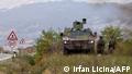 Σέρβοι στρατιώτες στέκονται δίπλα στο τεθωρακισμένο τους όχημα στα σύνορα με το Κοσσυφοπέδιο
