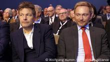 22.11.2018, Berlin: Christian Lindner (FDP, r), Vorsitzender und Robert Habeck (Bündnis90/Die Grünen), Vorsitzender, nehmen am Deutschen Arbeitgebertag 2018 teil. Foto: Wolfgang Kumm/dpa