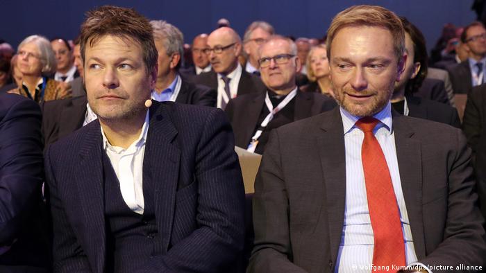 Robert Habeck und Christian Lindner sitzen beim Deutschen Arbeitgebertag 2018 in Berlin nebeneinander im Publikum