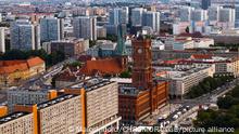 Blick auf den Berliner Alexanderplatz und das Rote Rathaus als Sitz des Regierenden Bürgermeisters und des Senats mit historischer Turmuhr