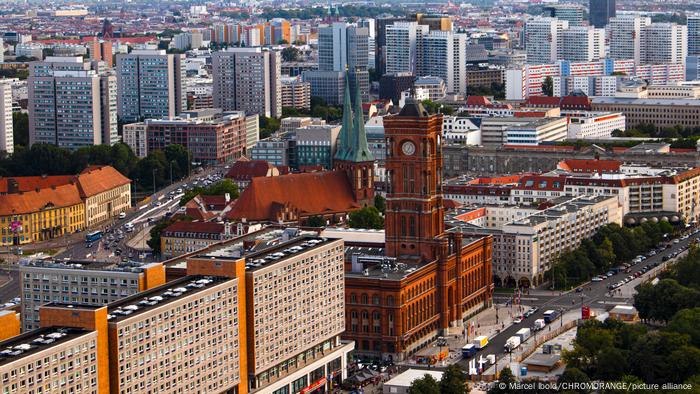 Blick auf den Berliner Alexanderplatz und das Rote Rathaus als Sitz des...