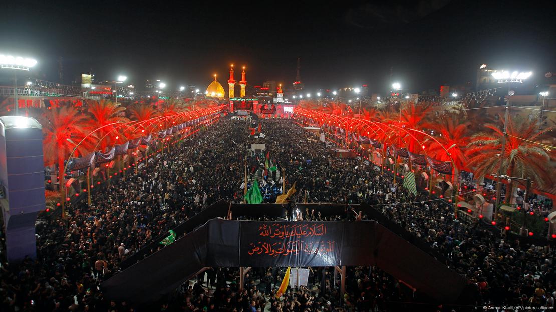 کربلا میں امام حسین اور ان کے بھائی عباس علمدار کے روضوں کے درمیان شیعہ زائرین کا جم غفیر کربلا میں امام حسین اور ان کے بھائی عباس علمدار کے روضوں کے درمیان شیعہ زائرین کا جم غفیر