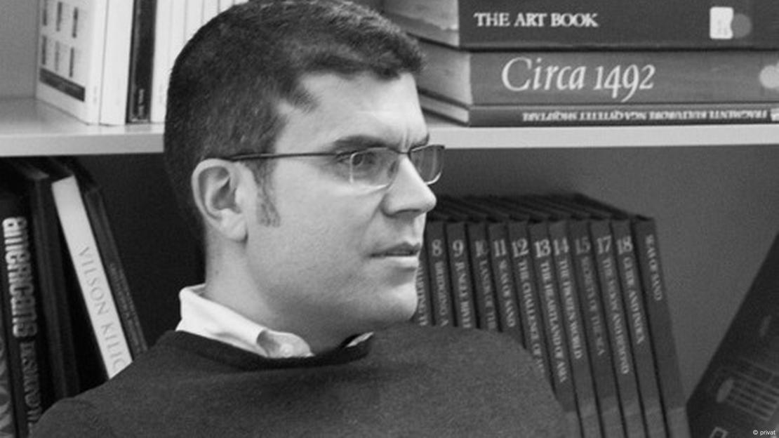 Portret bardh e zi, Ermal Hasimja