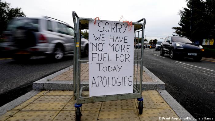 Плакат с извинениями в том, что на заправке нет бензина.