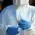 Un soignant tient une seringue de vaccin contre Ebola