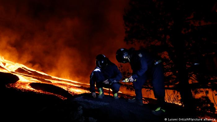 Ein heißer Job: Experten einer militärischen Spezialeinheit bei Gasmessungen nahe des Vulkans
