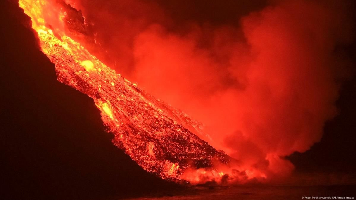 La Palma Volcano Lava Enters Ocean Amid Fears Of Toxic Gas Dw 09292021 