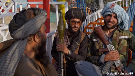 Afghanistan Taliban Kämpfer im Vergnügungspark in Qarghah, nah Kabul