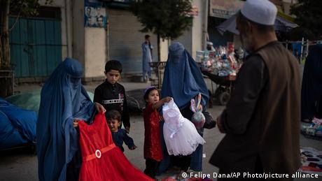 Afghanistan Kabul | Neuer Alltag | Kleidung kaufen 