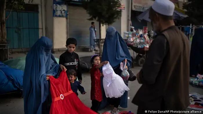 Afghanistan Kabul | Neuer Alltag | Kleidung kaufen 