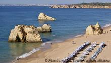 Feiner Sandstrand und bizarre Sandsteinfelsen, typisch Algarvestrand am Atlantik
