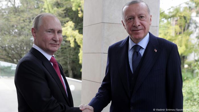 Putin shaking hands with Erdogan in Sochi