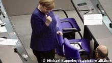 Bundeskanzlerin Angela Merkel (CDU) zeigt den erhobenen Daumen Olaf Scholz (SPD), Bundesminister der Finanzen, im Bundestag zu Beginn der Haushaltswoche.