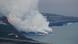 Heiße Lava fließt ins Meer an der Küste von La Palma, es bilden sich weiße Dampfwolken. Heiße Lava fließt ins Meer an der Küste von La Palma, es bilden sich weiße Dampfwolken.