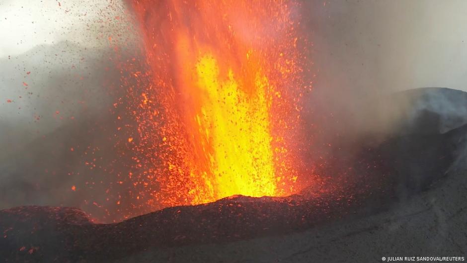 Se reanudan vuelos a La Palma aunque actividad volcánica sigue | El Mundo | DW - Vimarsana News