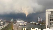 Ein Tornado ist am frühen Abend über Kiel zu sehen. Der Tornado hat nach Angaben der Polizei am frühen Mittwochabend in Kiel mehrere Menschen durch die Luft gewirbelt und ins Wasser gespült. +++ dpa-Bildfunk +++