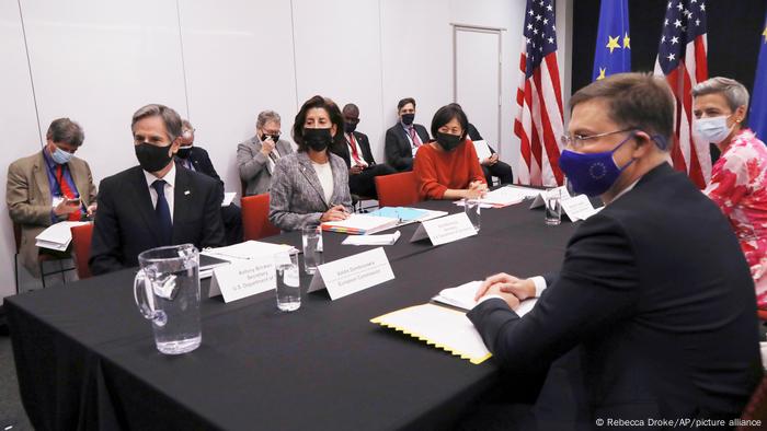 ピッツバーグでの TTC 会議: 米国国務長官ブリンケン (左)、欧州委員会委員ドンブロフスキー (右) 数人のテーブルで