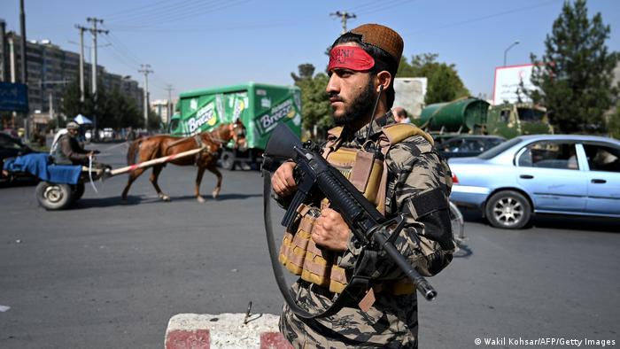 Вооруженный боевик радикального исламистского движения Талибан в Кабуле