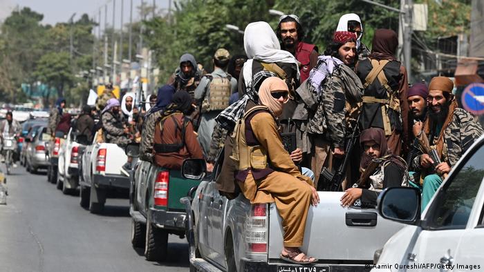 Taliban auf Pick-Up-Trucks auf den Straßen von Kabul am 2. September 2021
