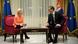 Presidentja e Komisionit të BE-së Ursula von der Leyen duke bsiseduar në tryezë me presidentin e Serbisë Aleksandar Vuç iç Presidentja e Komisionit të BE-së Ursula von der Leyen duke bsiseduar në tryezë me presidentin e Serbisë Aleksandar Vuç iç