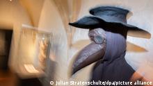 Die Figur eines Pestdoktors mit einer Schnabelmaske steht im Roemer- und Pelizaeus-Museum Hildesheim (RPM) in der Sonderausstellung Seuchen. Fluch der Vergangenheit - Bedrohung der Zukunft. Vom 02.10.2021 bis 01.05.2022 befasst sich die in Kooperation mit der Medizinischen Hochschule Hannover (MHH) entstandene Ausstellung mit der Kultur- und Naturgeschichte von Seuchen. +++ dpa-Bildfunk +++