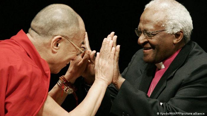 Tibetan spiritual leader The Dalai Lama (L) and South Africa's Desmond Tutu join their hands