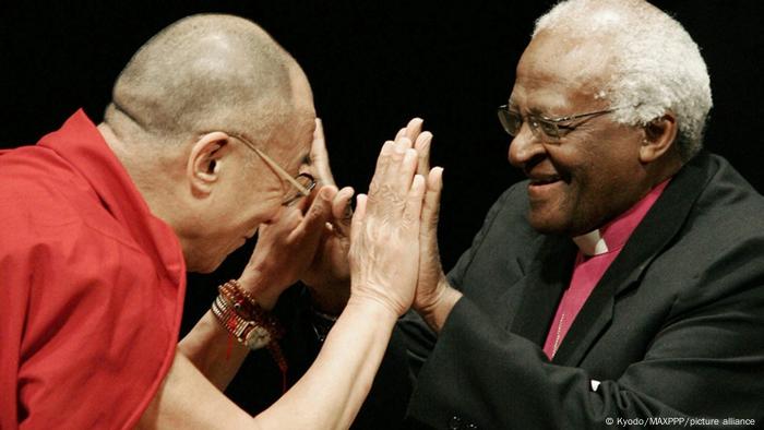 Tributes paid to anti-apartheid icon Desmond Tutu | News | DW | 26.12.2021