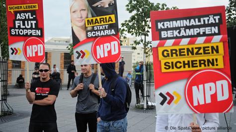 Aşırı sağcı NPD'nin bir gösterisinde, ellerinde pankartları ile eylemciler - (20.08.2013) Aşırı sağcı NPD'nin bir gösterisinde, ellerinde pankartları ile eylemciler - (20.08.2013)
