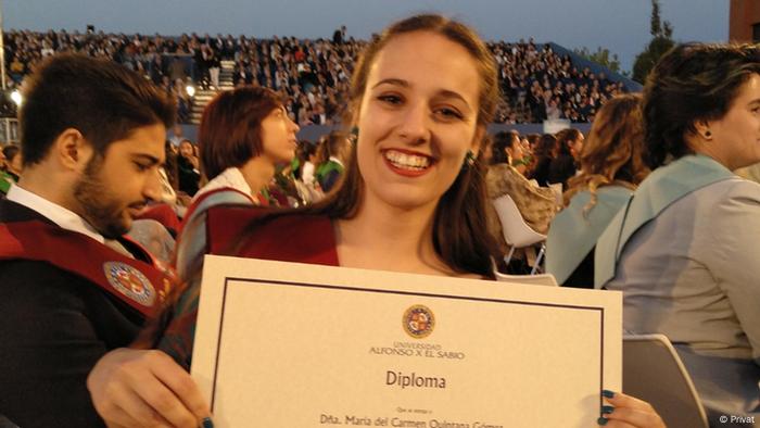 Carmen Quintana Gómez avec son diplôme universitaire