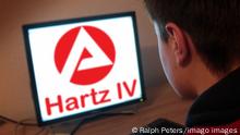 Jedes siebte Kind ist auf Arbeitslosengeld 2 beziehungsweise Hartz 4 angewiesen: Logo der Bundesagentur f¸r Arbeit auf dem Bildschirm eines Computer s mit Kind (model released) *** Every seventh child is dependent on unemployment benefit 2 or Hartz 4 Logo of the Federal Employment Agency on the screen of a computer with child model released