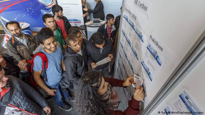 Jóvenes migrantes consultan puestos para prácticas laborales en Cottbus, Alemania