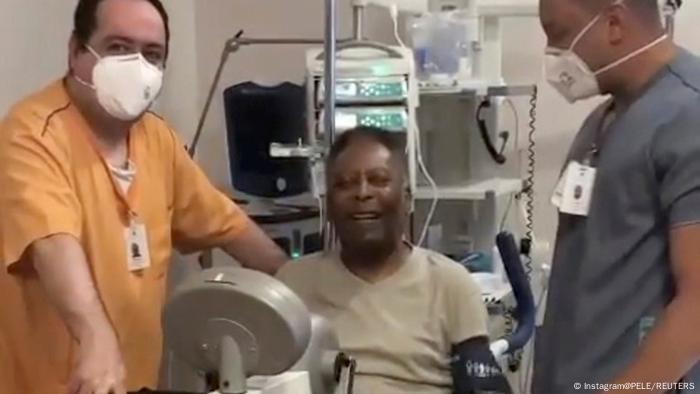 Pelé se ejercita en el hospital en Sao Paulo, imagen obtenida de un video en redes sociales (21.09.2021)