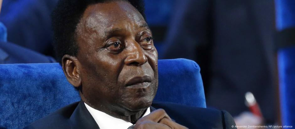 Pelé, de 82 anos, está internado para reavaliação da terapia quimioterápica no enfrentamento de um tumor no cólon, além do tratamento de uma infecção respiratória.