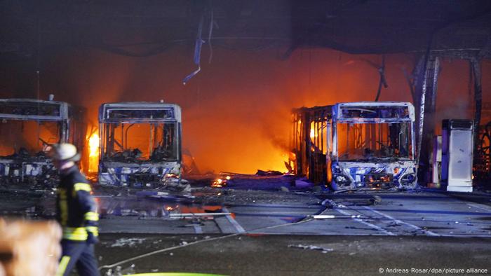 Photo de trois bus complètement détruits par l'incendie d'un dépôt de bus à Stuttgart