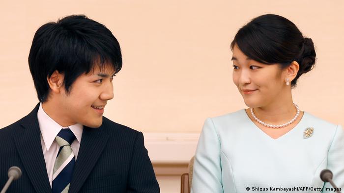 Kei Komuro e a princesa Mako ao anunciarem noivado, em setembro de 2017