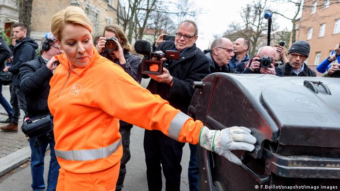 فرانسيسكا غيفي بزي رجال النظافة في برلين عام 2019. 