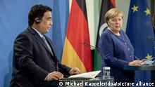 Bundeskanzlerin Angela Merkel (CDU) steht neben Libyens Präsidialrats-Vorsitzenden Mohammad Younes Mnefi bei einem Pressestatement.